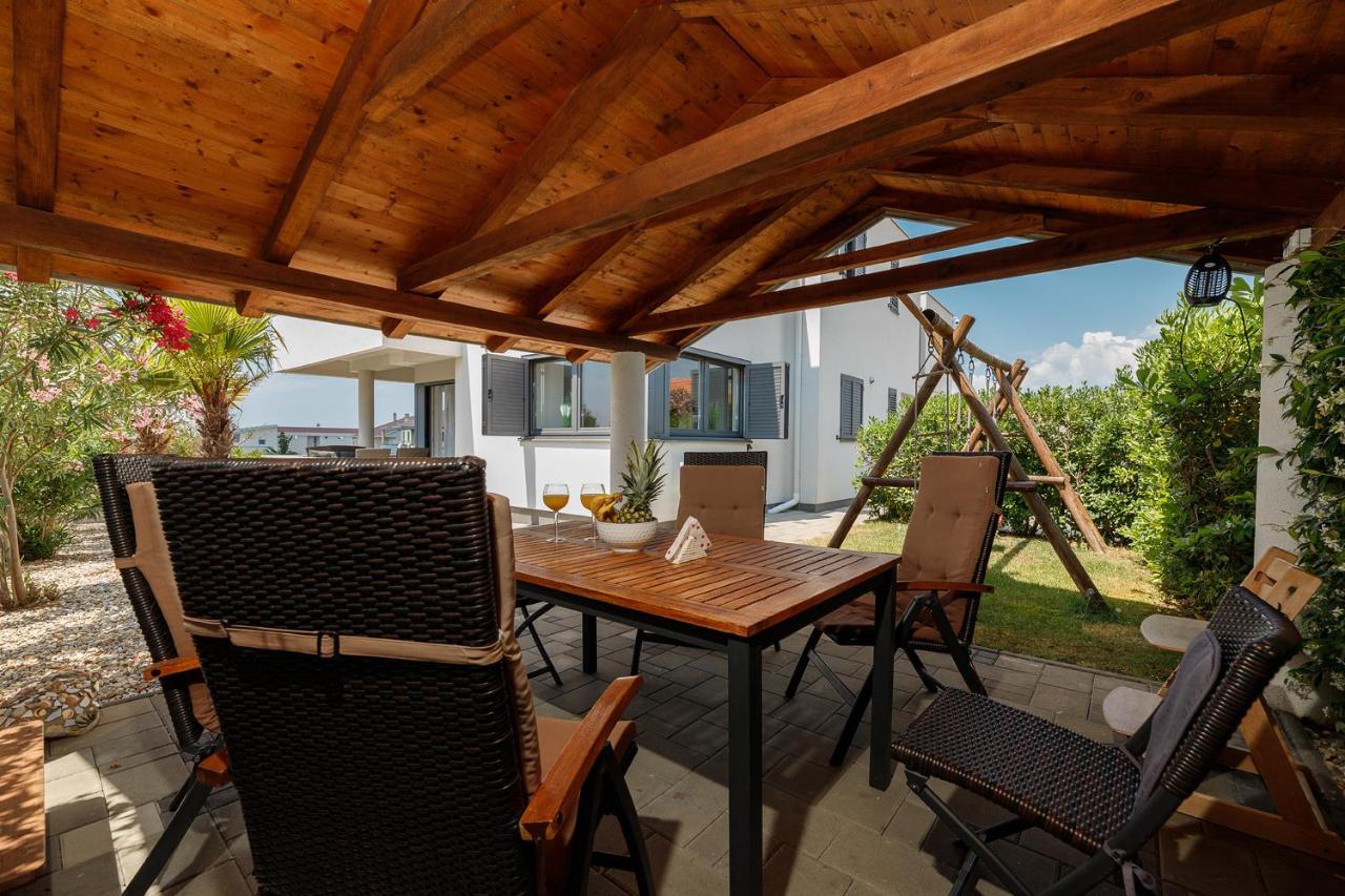 Malo Ferienvilla Privlaka, Pool, Boje, Wi-Fi, Wallbox Privlaka  Luaran gambar