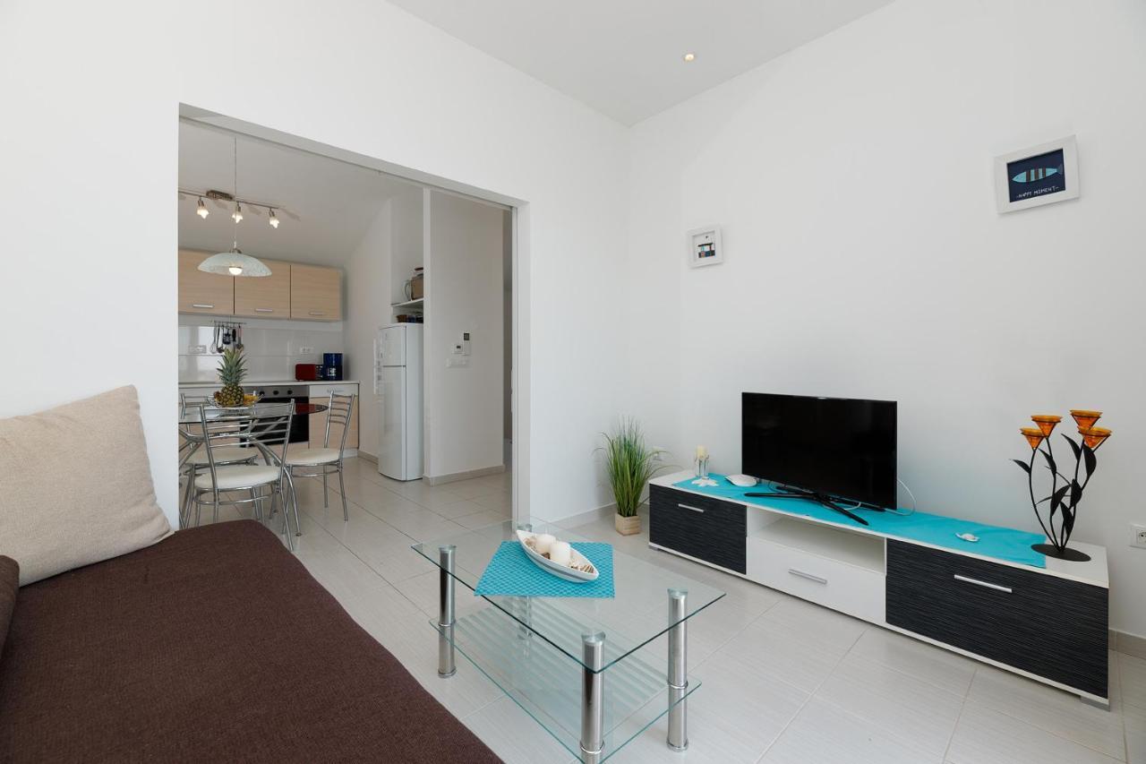 Malo Ferienvilla Privlaka, Pool, Boje, Wi-Fi, Wallbox Privlaka  Luaran gambar