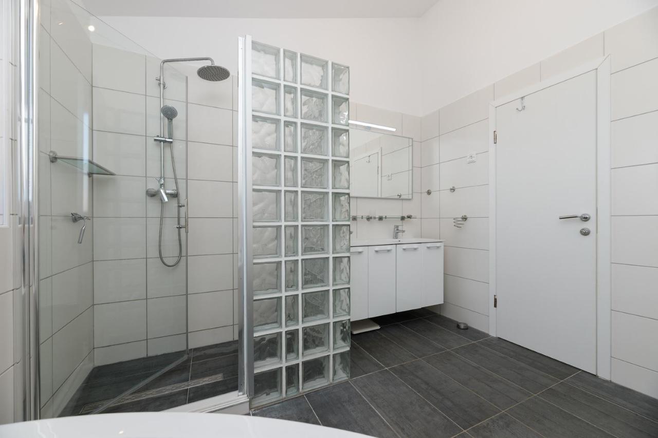 Malo Ferienvilla Privlaka, Pool, Boje, Wi-Fi, Wallbox Privlaka  Luaran gambar
