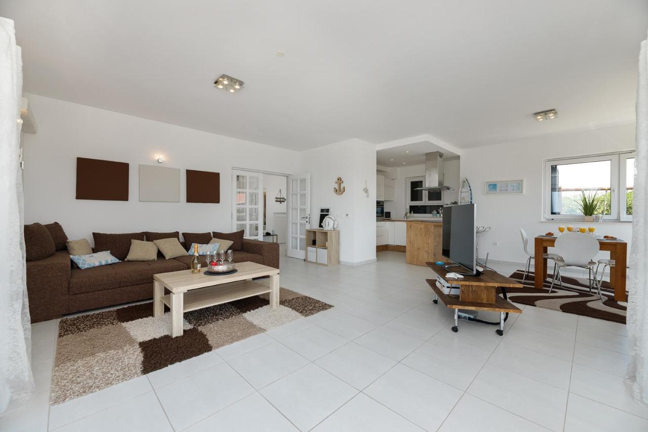 Malo Ferienvilla Privlaka, Pool, Boje, Wi-Fi, Wallbox Privlaka  Luaran gambar